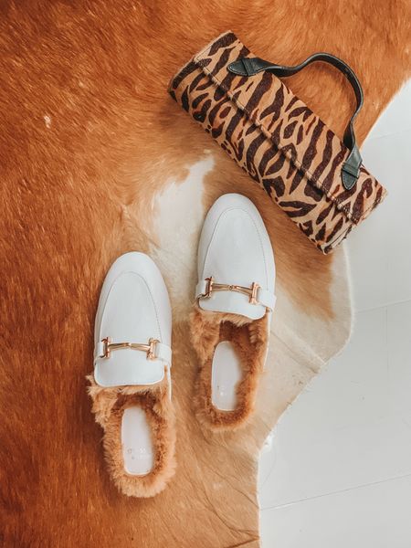 A dressy shoe that’s comfy cozy🙌🏼
#slides #mules #flats #dressshoe #fallshoes #wintershoes #holiday

#LTKSeasonal #LTKshoecrush #LTKHoliday