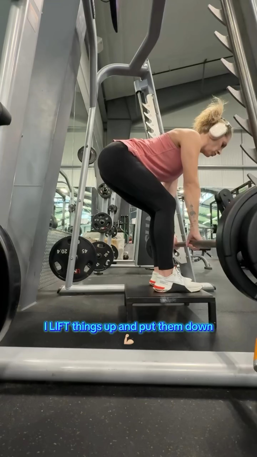I lift things up, and put them down. Yep, sums it up!💪🏼
.
.
.
#musclemommy #fyp #explorepage #caffiene #caffieneaddict #weights #lifting #musclemommy #momlife #relatable #momtime #metime #crossfit #momoftwo #weighttraining