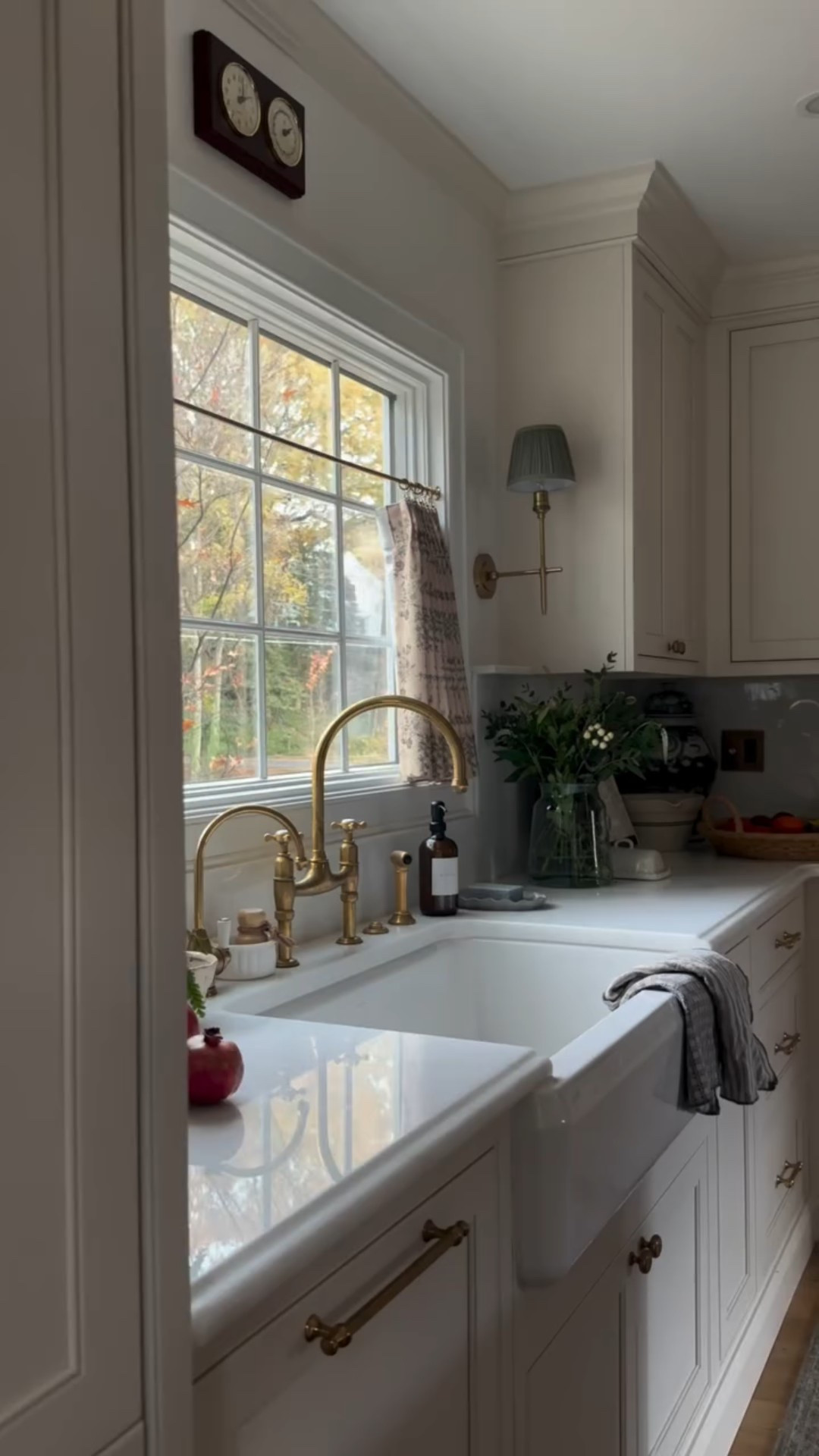 Looking for ease and a sense of calm throughout your home? Lean into the decluttering for the new year mindset. Take my step by step process to do so by commenting LIST and shop my ENTIRE home by commenting SHOP 🤍 

#classichomedecor #traditionalhome #nancymeyers #colonialhome #coastalcottage