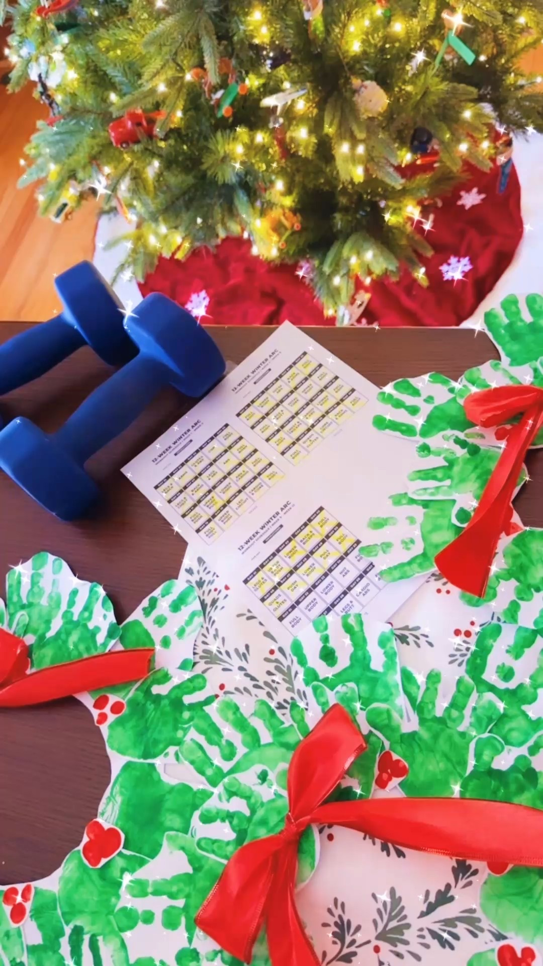 Week 10 of my @nourishmovelove “Winter Arc” program done ✔️ and loving it!! 😍 I share this every Friday 🤭 but seriously mamas, it’s such great daily strength workouts 💪🏽 you can knock out with your babies 👶🏼 playing at your feet 👣 in this season of life!! ❤️ Happy Friday, y’all!! 🎄