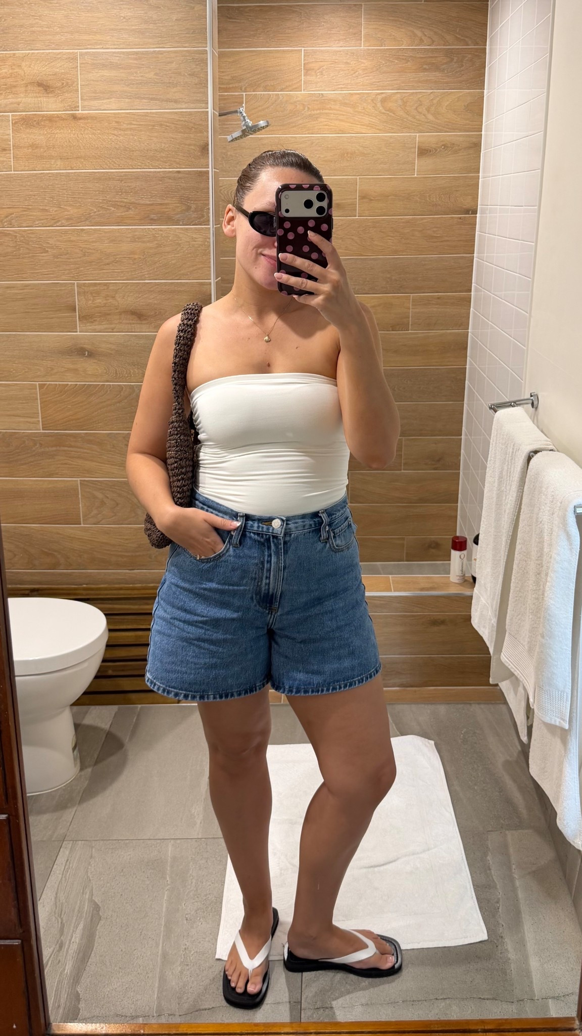 I wear size S in the top
I wear size 10 in the shorts