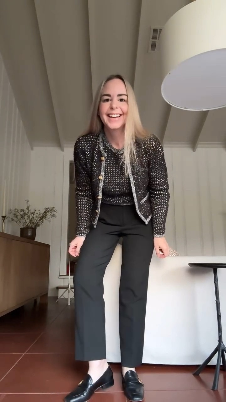 coco chanel vibes anyone? 🖤 

this little @clubmonaco set came in my @renttherunway box this month and i’ve never received more compliments in my life for a work outfit! 🤩

#oldmoneystyle #oldmoneystyle #ootdinspo #corporatefashion