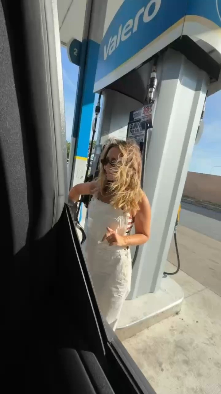 POV: You stopped for gas… and somehow ended up getting outfit details. 😂⛽️

This is one of those easy outfits that always gets compliments and works for errands, lunch, school drop-off, or a spontaneous Target run. Cute, comfortable, and effortless is always the goal. 🤍

@abercrombie

#LTKPetite #LTKstorytime #LTKootd