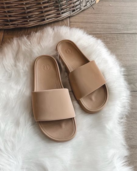 Back in stock! I love this sandals… runs tts and feels like walking on a cloud. This color sold out and I missed it the first time 


#LTKStyleTip #LTKShoeCrush #LTKSeasonal