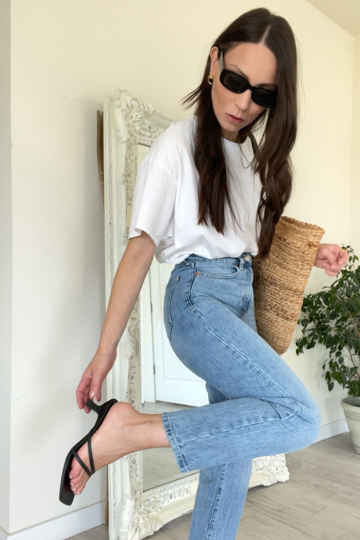 Mom jeans outfit for a casual chic day 🖤☀️

Blue jeans
Mom jeans
Mom outfit 
Basic white t-shirt outfit 
Black chic sandals 

#LTKunder100 #LTKstyletip #LTKFind