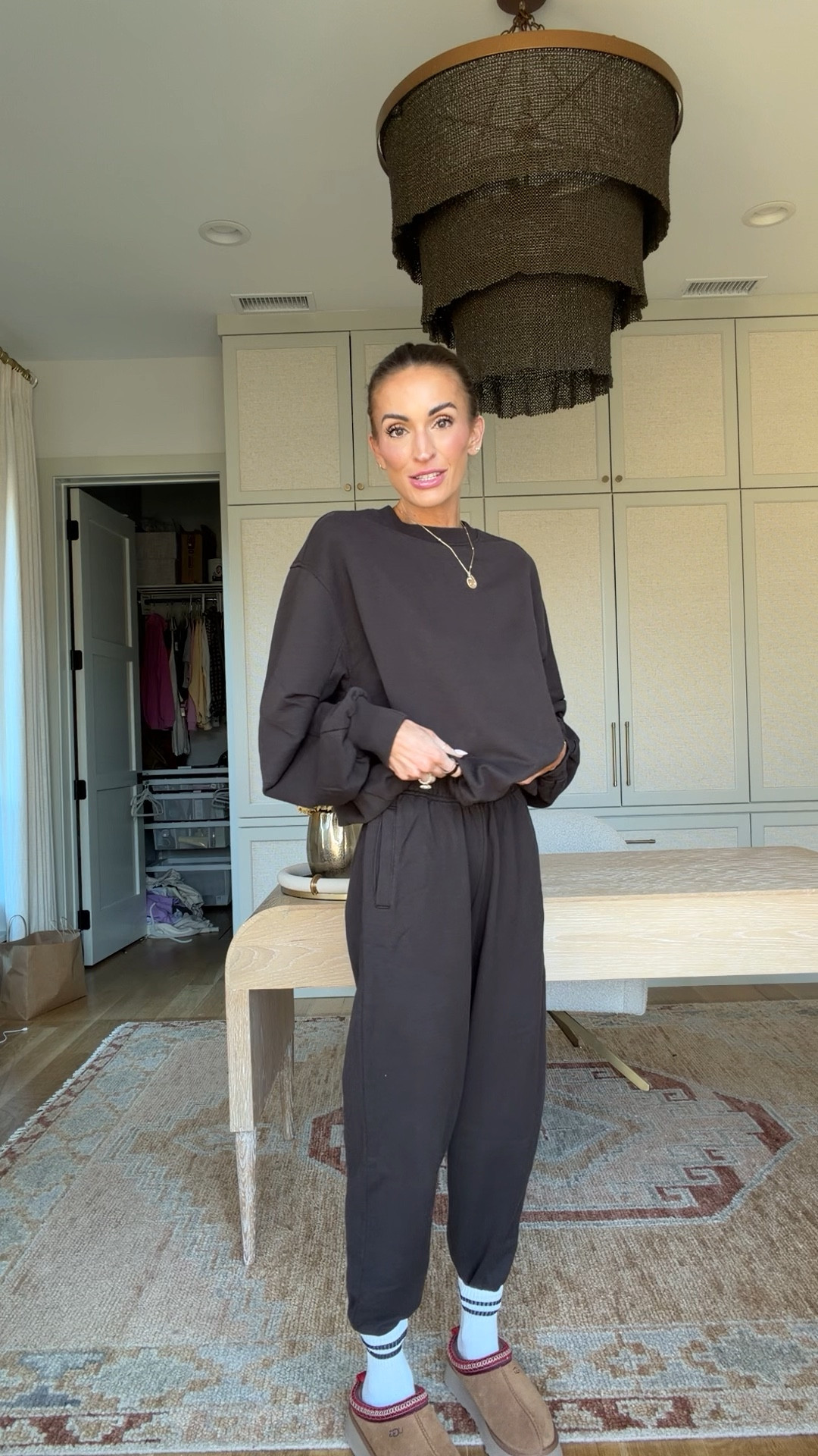 this espresso brown set just makes me SO happy 😍🤎 such adorable detailing too to just elevate this matching lounge set! 🙌🏼