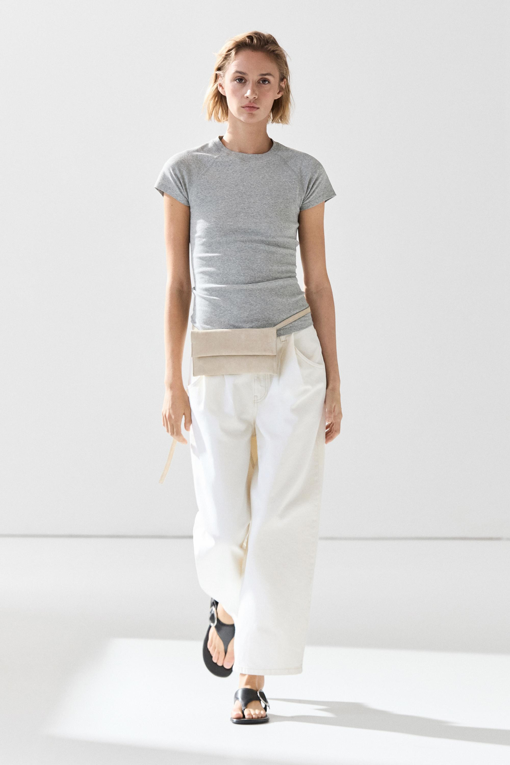 NEW VIEW LOOK
Short Sleeve Raglan T-Shirt

 £35.95  Colour:  Grey  Add to basket  Select to add ... | Massimo Dutti UK