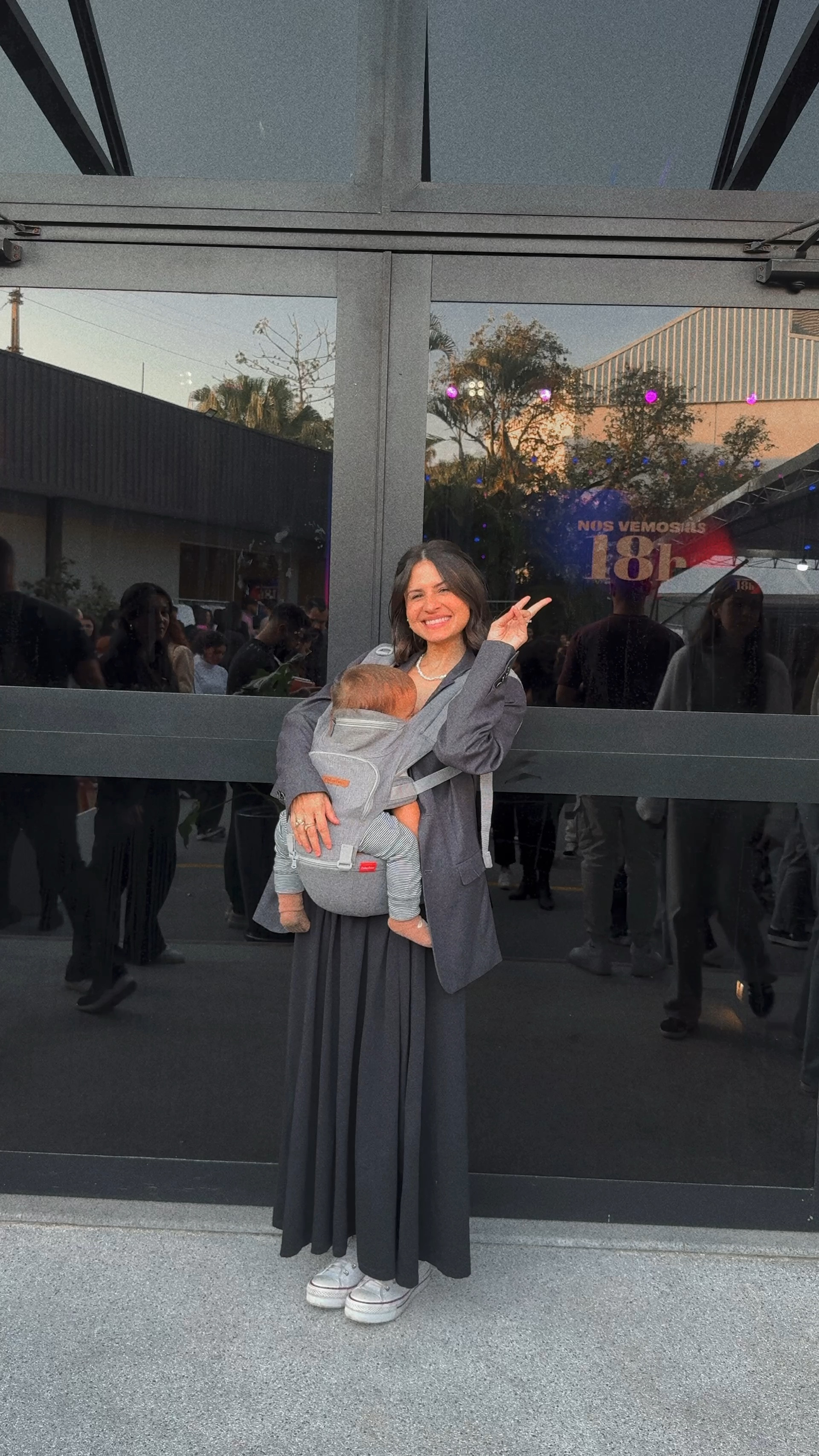 Eu amo esse canguru. Ele é 5 em 1. Ele pode virar só banquinho, o que também facilita muito no quesito suporte. Tem esses bolsos que nos auxiliam quando estamos sozinhas com o bebê. Vicente sempre dorme nele quando saímos. Helena já dormiu muito! 

#LTKbaby #LTKpromo #LTKbrasil