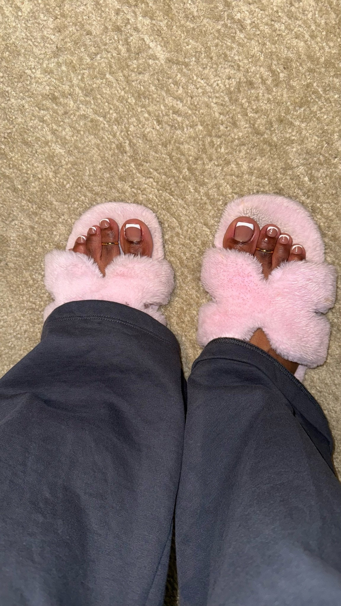 Would you believe me if I said these were press-ons? 👀
My go-to when im on a budget or can’t get to the salon for a pedi!