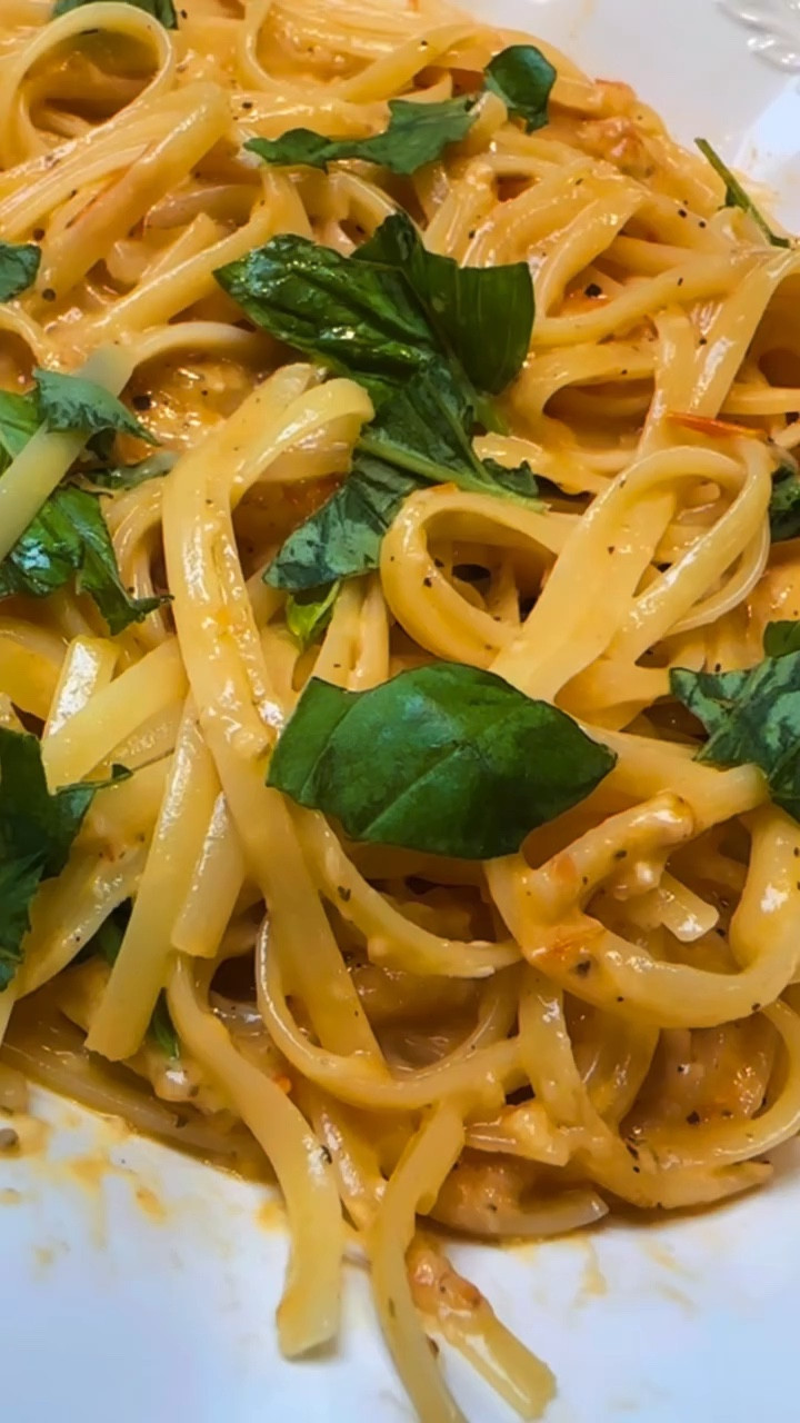 Another Burrata Pasta Baby! 🍃

Ingredients:

• ½ box linguine
• 1 tub burrata
• 1 pack cherry tomatoes, halved
• 2 tbsp minced garlic
• 1 tbsp Italian seasoning
• Salt + pepper
• Heavy drizzle EVOO
• ½ tsp crushed red pepper
• Fresh parmesan + basil

To Make:

Sauté tomatoes in olive oil until soft. Add garlic + seasonings and let simmer.
Break open burrata, add to pan, then transfer to a blender and pulse until smooth.
Pour back into pan, toss with cooked linguine, add crushed red pepper + parmesan.
Serve warm and finish with fresh basil.

burrata pasta, creamy pasta recipe, easy dinner idea, weeknight pasta, italian inspired recipe, pasta night, comfort food, homemade pasta, food reel recipe, easy entertaining