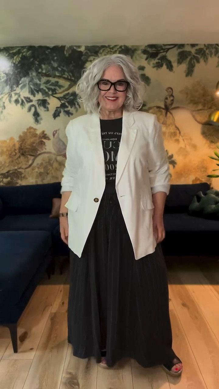 Loving this new fit from Aerie! Wearing large in the tee, 16 in the blazer and xL in the skirt (not sure why this skirt color is not online, I bought it in store) I tagged the other color. 
 🖤
#fashion #over50fashion #midsizefashion #OOTD #over50style