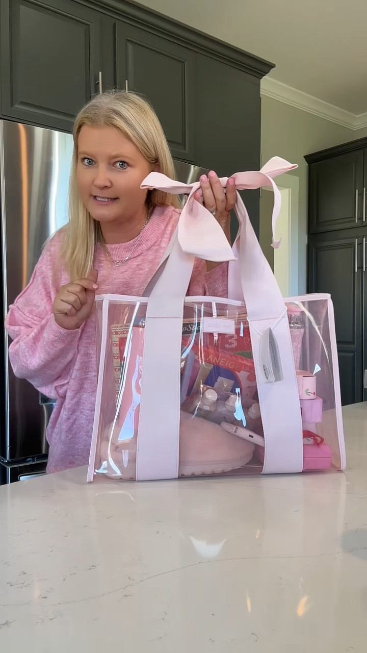 The ultimate gift for her!
#giftsforher #giftbag #pinkaesthetic #giftguide

#LTKItBag #LTKHoliday #LTKGiftGuide