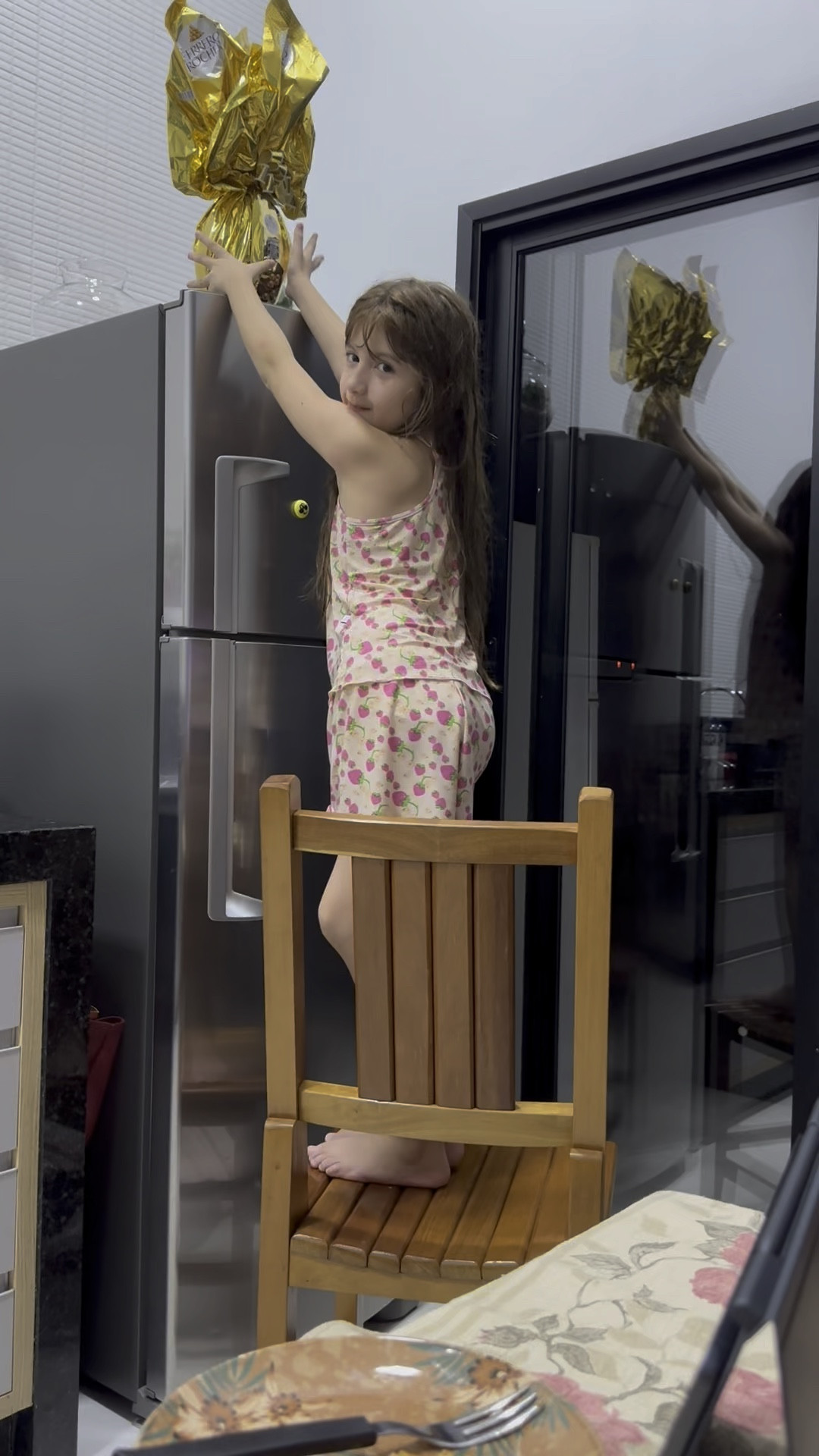 Minha filha Nick  amou a surpresa  que estava em cima da geladeira, nós somos fã desse Ovo Gran Ferrero Rocher 365g, uma delícia, uma qualidade imensurável.

#LTKVideo #LTKfamily #LTKbrasil