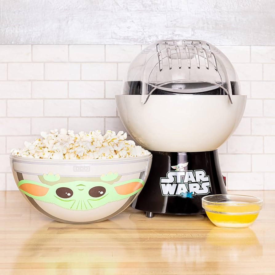 Uncanny Brands Star Wars The Mandalorian Popcorn Maker- Baby Yoda Kitchen Appliance | Amazon (US)