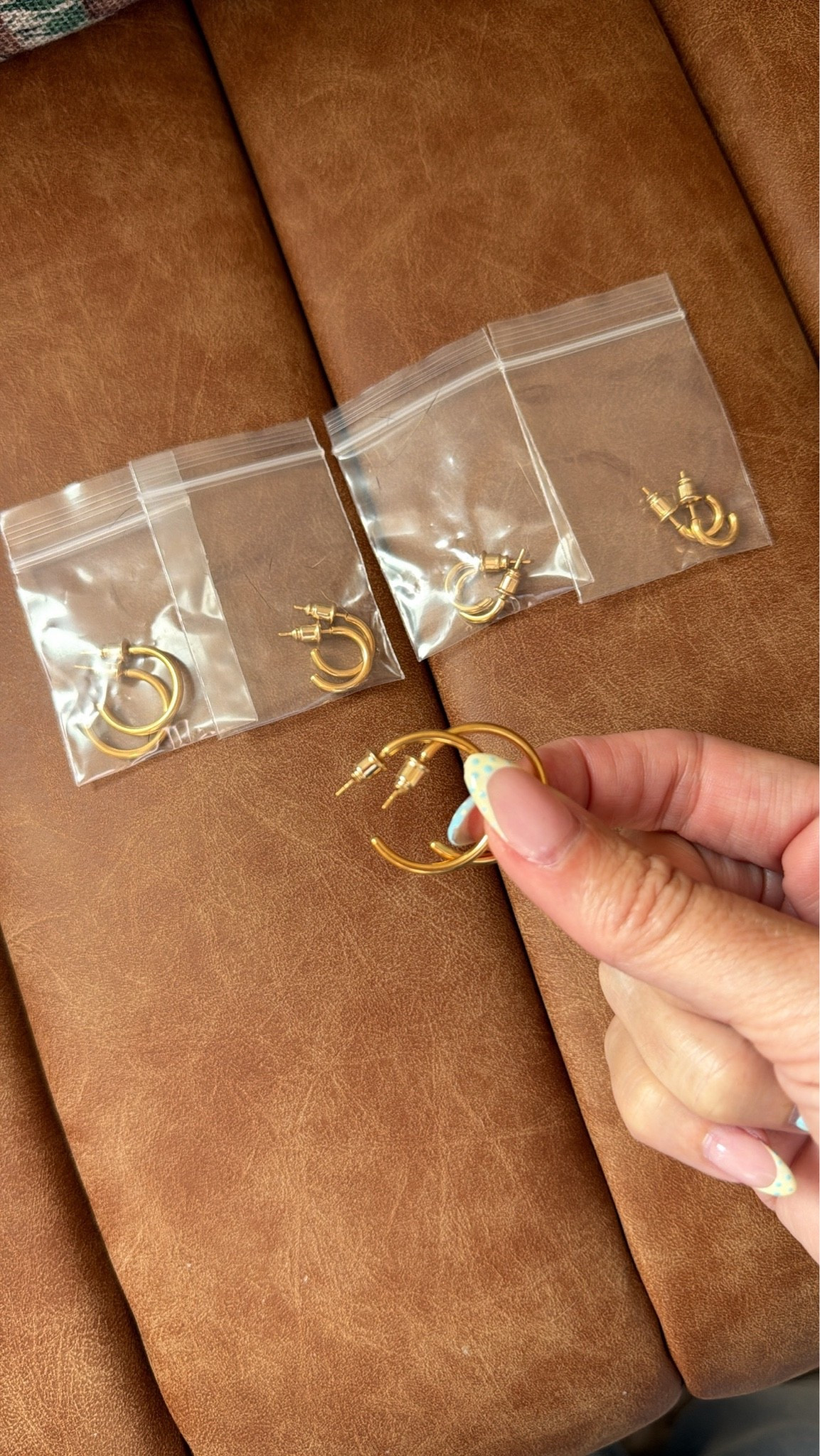 Elevate your style with these chic, minimalist hoops. Perfect for any occasion! I can only get straight post backs through my ears so these are perfect!