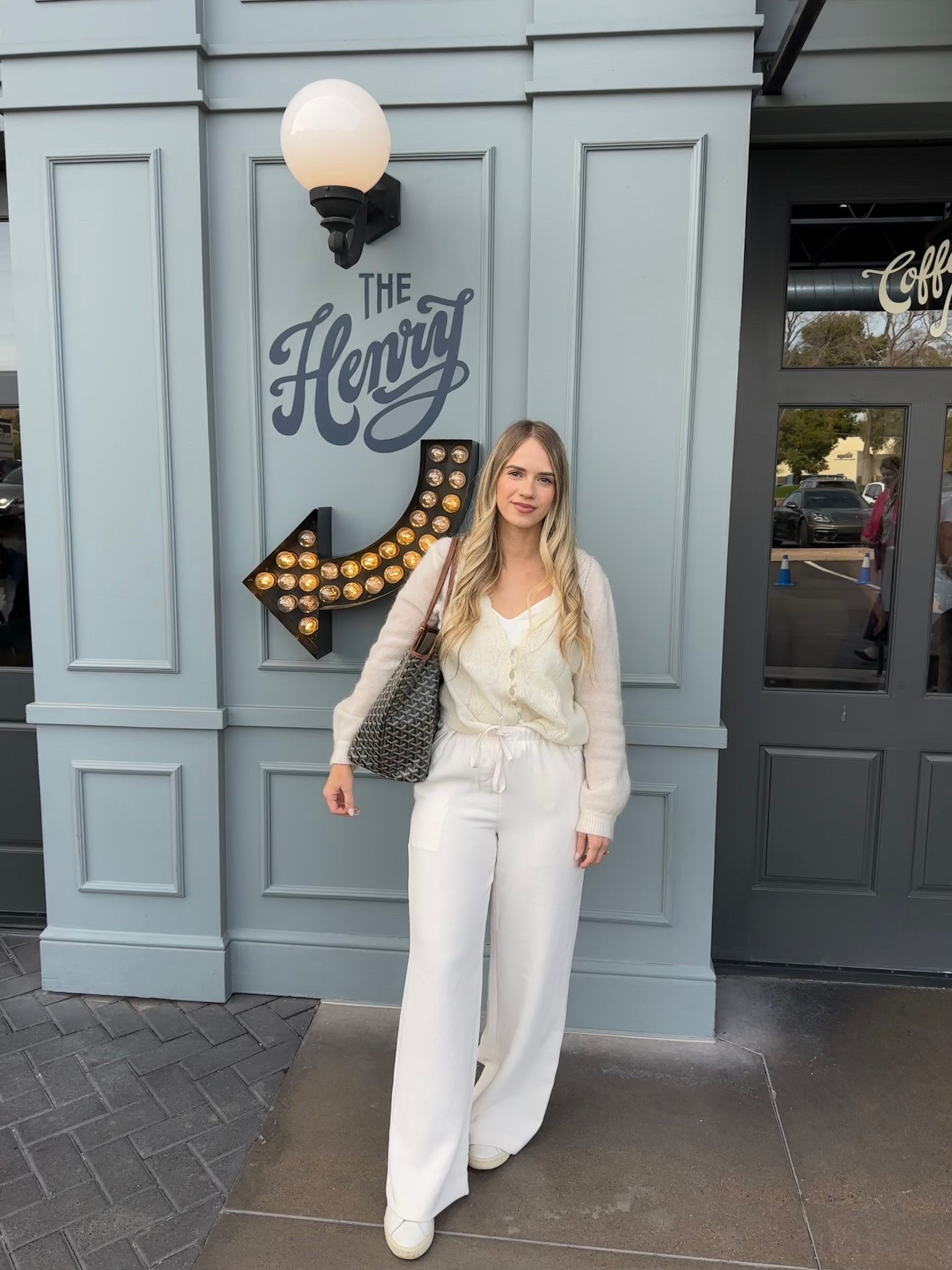 The best pants that look good on everyone in the color birch wearing regular length at 5’3 but short would have been better 
 