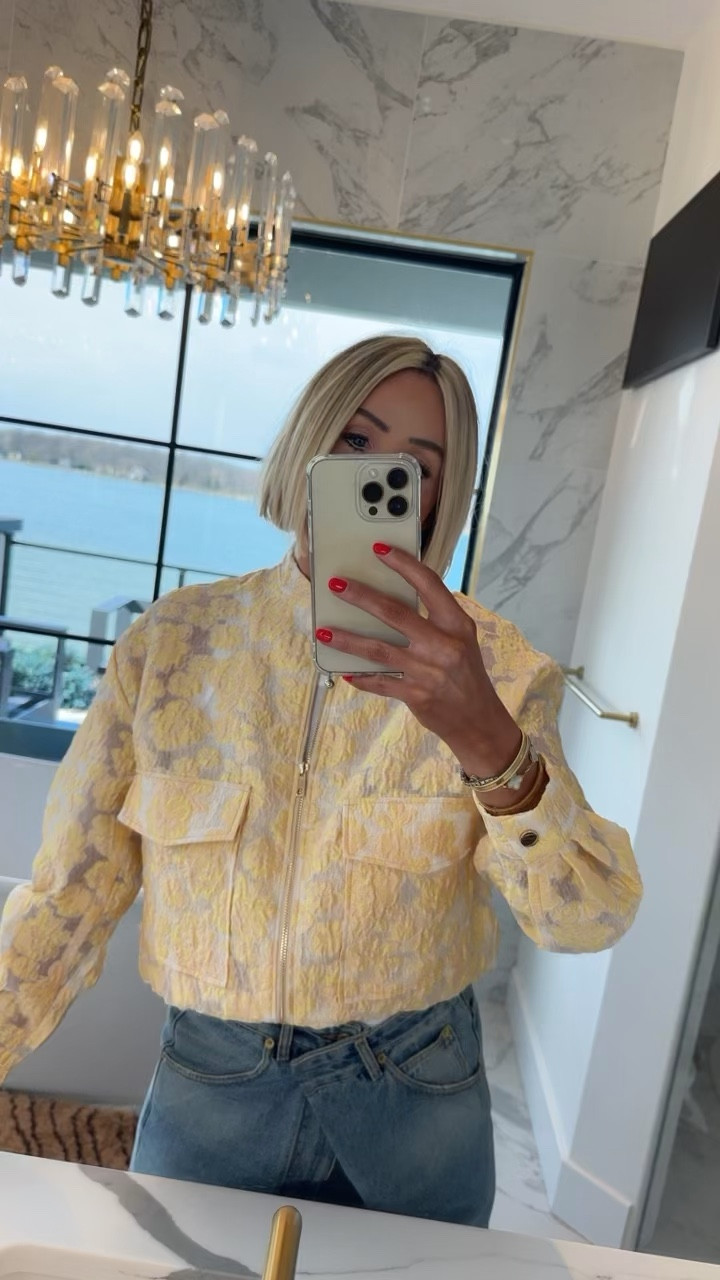 The perfect spring jacket andn denim fro
 Zara 😍😍😍