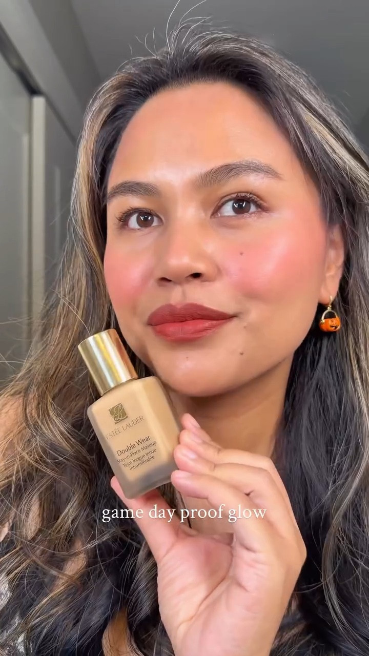 #GiftedByEsteeLauder Game day glow starts here! Getting ready with the @esteelauder Double Wear Stay-in-Place Foundation for that flawless, breathable, and natural matte finish that lasts all day, no touch ups needed. Sweat-proof, humidity-resistant, and oil-controlling with 55+ shades for every skin tone.

@esteelaudercompanies @communityxseen 
#EsteeLauder #DoubleWear #MyShadeMyStory #communityxseen