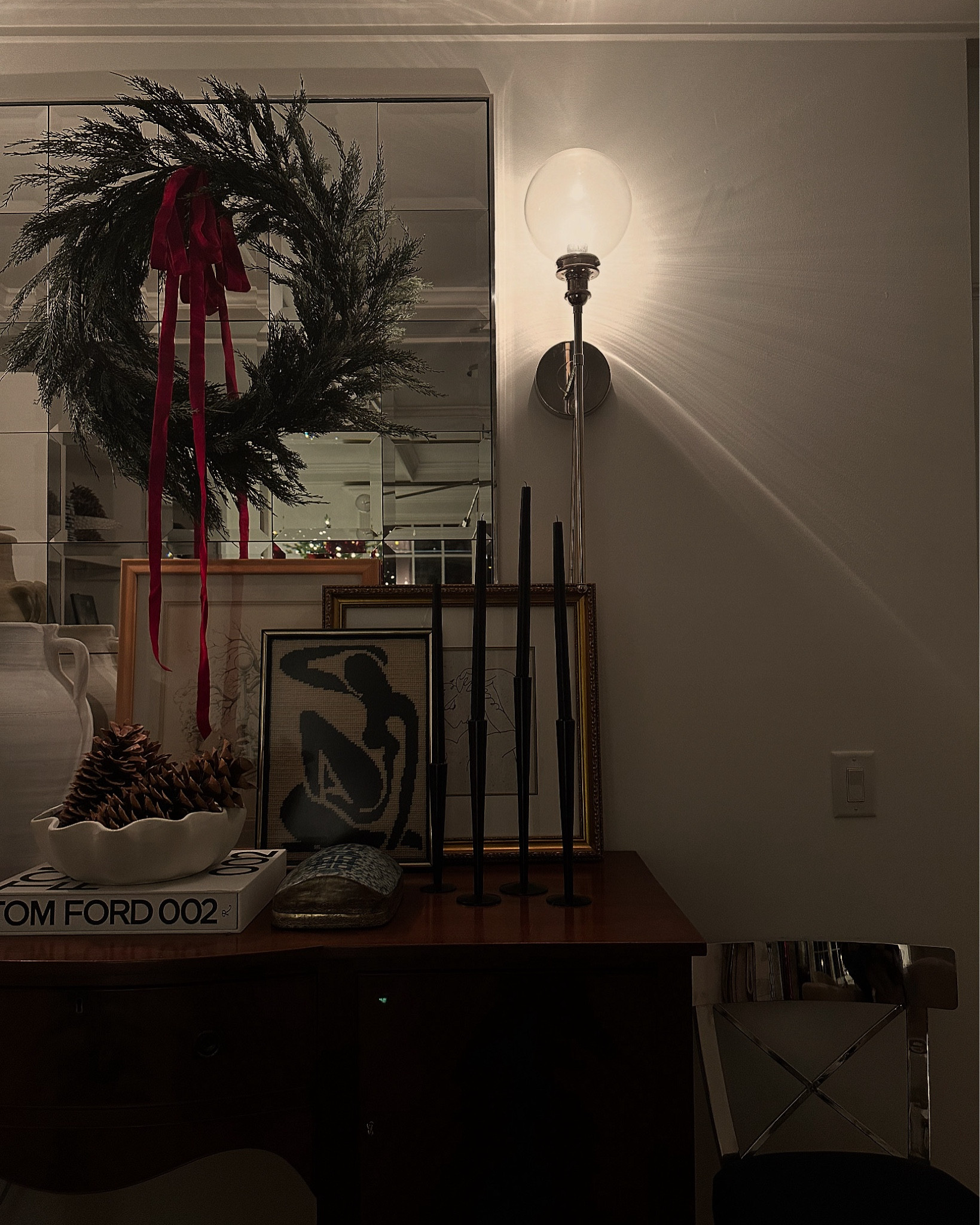 Because everything looks better in low light. ✨

#iaminteriorsbyanamatiz #christmas #christmasdecorations #christmasdecorating #christmasvibes #christmaswreath #christmashome #christmascountdown #christmasspirit #christmasmagic #christmasdecoration #christmas2024 #cb2 #mycb2 #sideboard 

#LTKHoliday #LTKSeasonal #LTKHome
