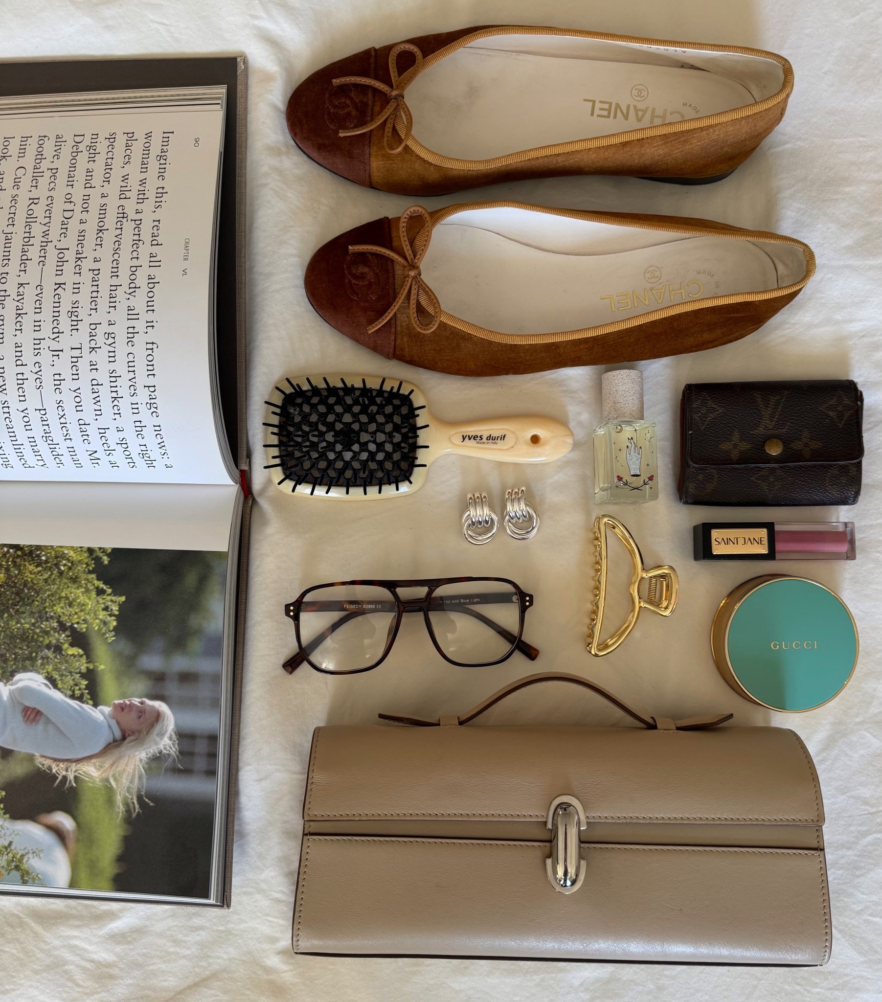 Including two different colors in the #Savette slim pouch. It fits so much more than one would think. 