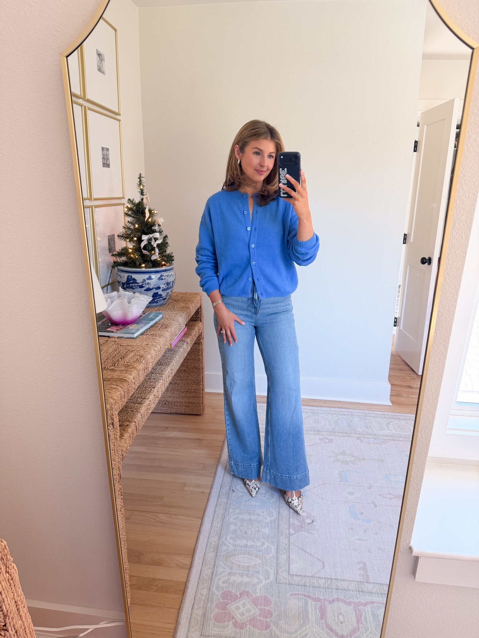 Pretty blue cardigan! Wearing a S