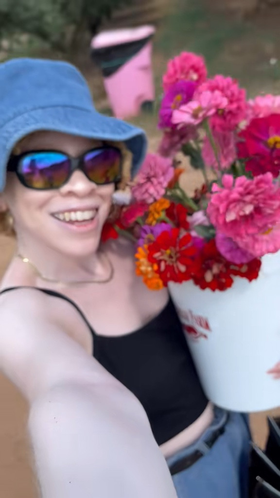 My second time heading to @Southern Belle Farm with my family! We enjoyed ourselves once again and I already can't wait to ho
back！心
Y #southernbelle
#southernbellefarm #freshflowers #wildflowers #wildflower #muscadine #spendthedaywithme #dayinthelife #dayinmylifevlog
#comewithme #comewithus

#LTKdayinmylife #LTKvlog
