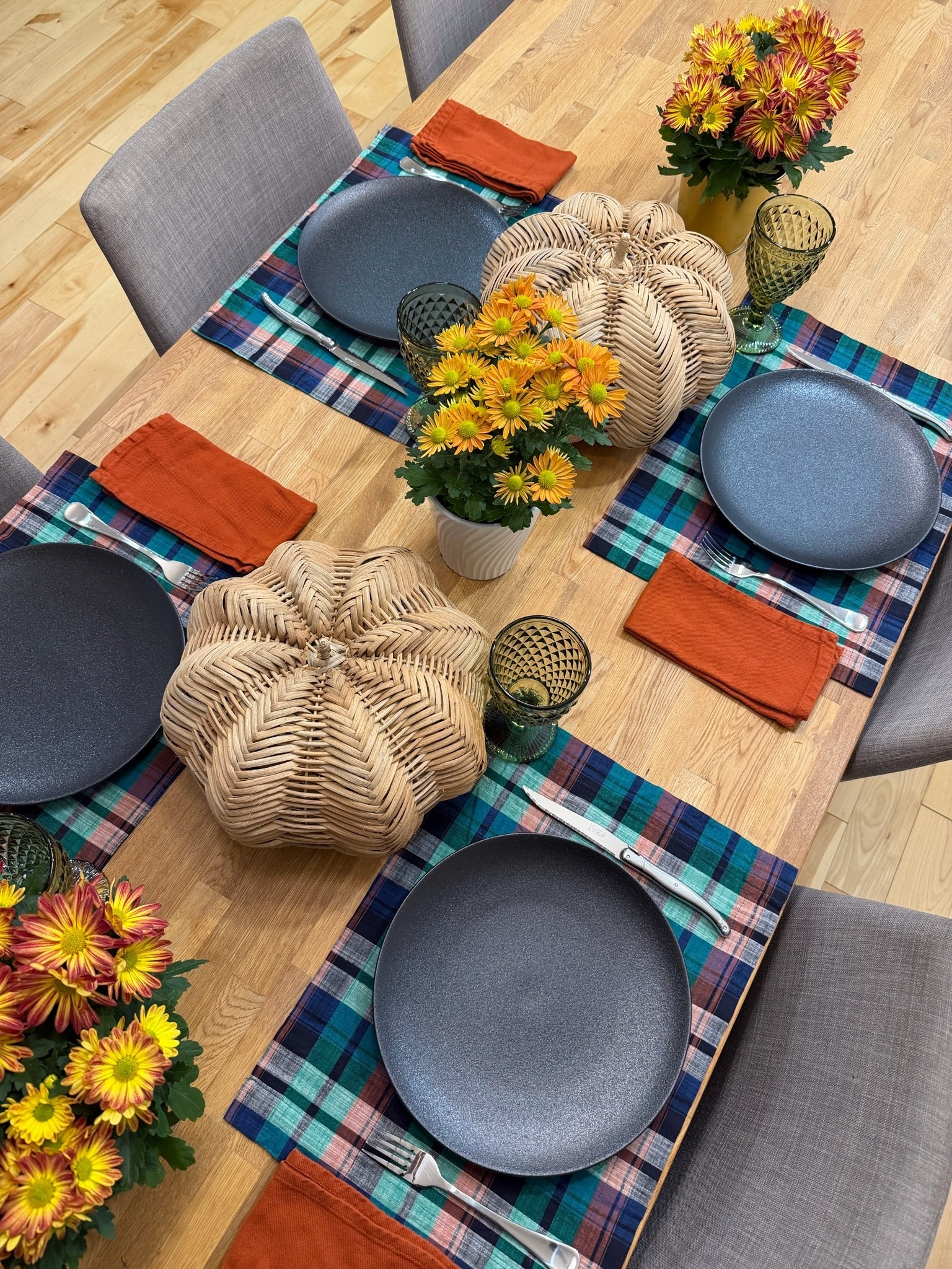 Dark colours for an informal Tuesday’s dinner.

#LTKcanada #LTKhome #LTKfall