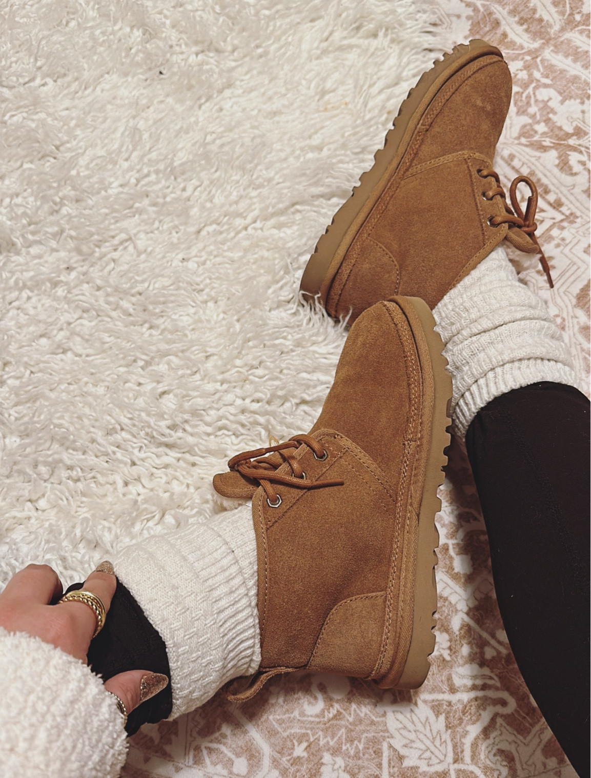 27 and I’ve never owned a pair of Uggs. Huge regret in life 😅
These are AMAZING. I sized down to a 6 and after only one day of wear they fit like a glove!
But in case you’re still in the fence, I found some dupesies!


#LTKHoliday #LTKSeasonal #LTKGiftGuide