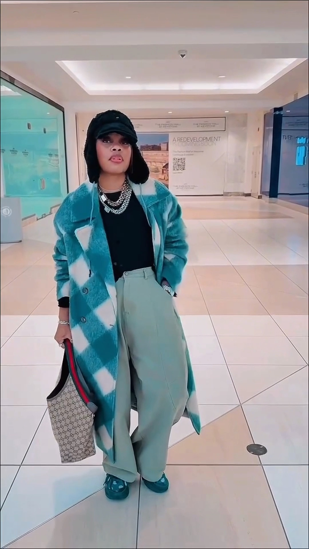 Happy New Year loves!! Just a casual running errands outfit! What y’all think?

I had this guy at the grocery store tell me he loved how I matched my shoes with my coat - he said he’s never seen it - so cute!💚
•
•
Style over forty, casual style, winter style, green style