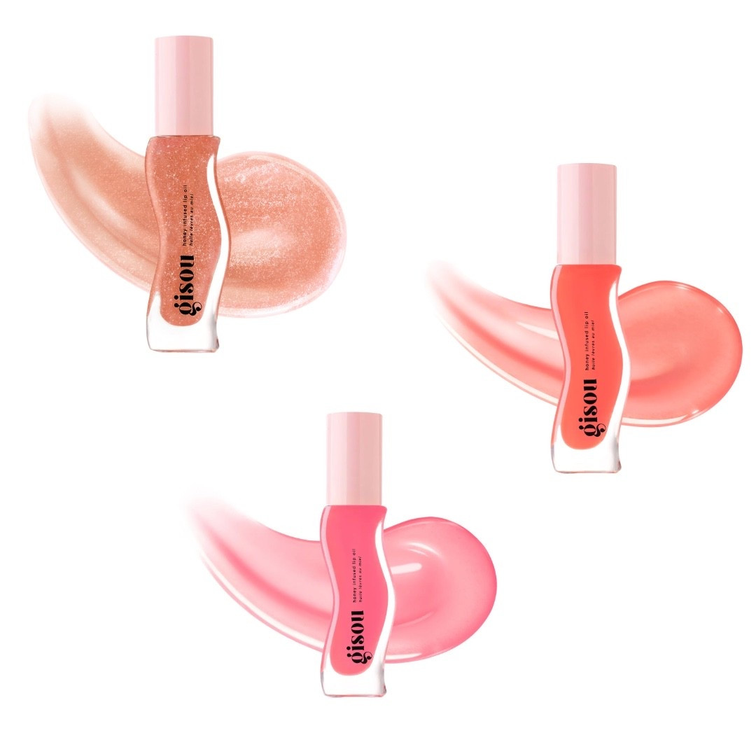 🌟GISOU HONEY INFUSED LIP OIL🌟

Presto in arrivo 3 nuovi e golosissimi gusti degli amati Honey Infused Lip Oil di @gisou 👀

Tra le nuove colorazioni troviamo:
- Glazed Plum - un nude sheer con riflessi;
- Raspberry Swirl - un rosa freddo sheer;
- Bee-llini Peach - un pesca chiaro sheer.

Il prezzo sarà sempre di circa 27 euro ciascuno. Vi ispirano queste nuove nuance?
#gisou #gisoulipoil #gisouhoneyinfusedlipoil #honeyinfusedlipoil 
