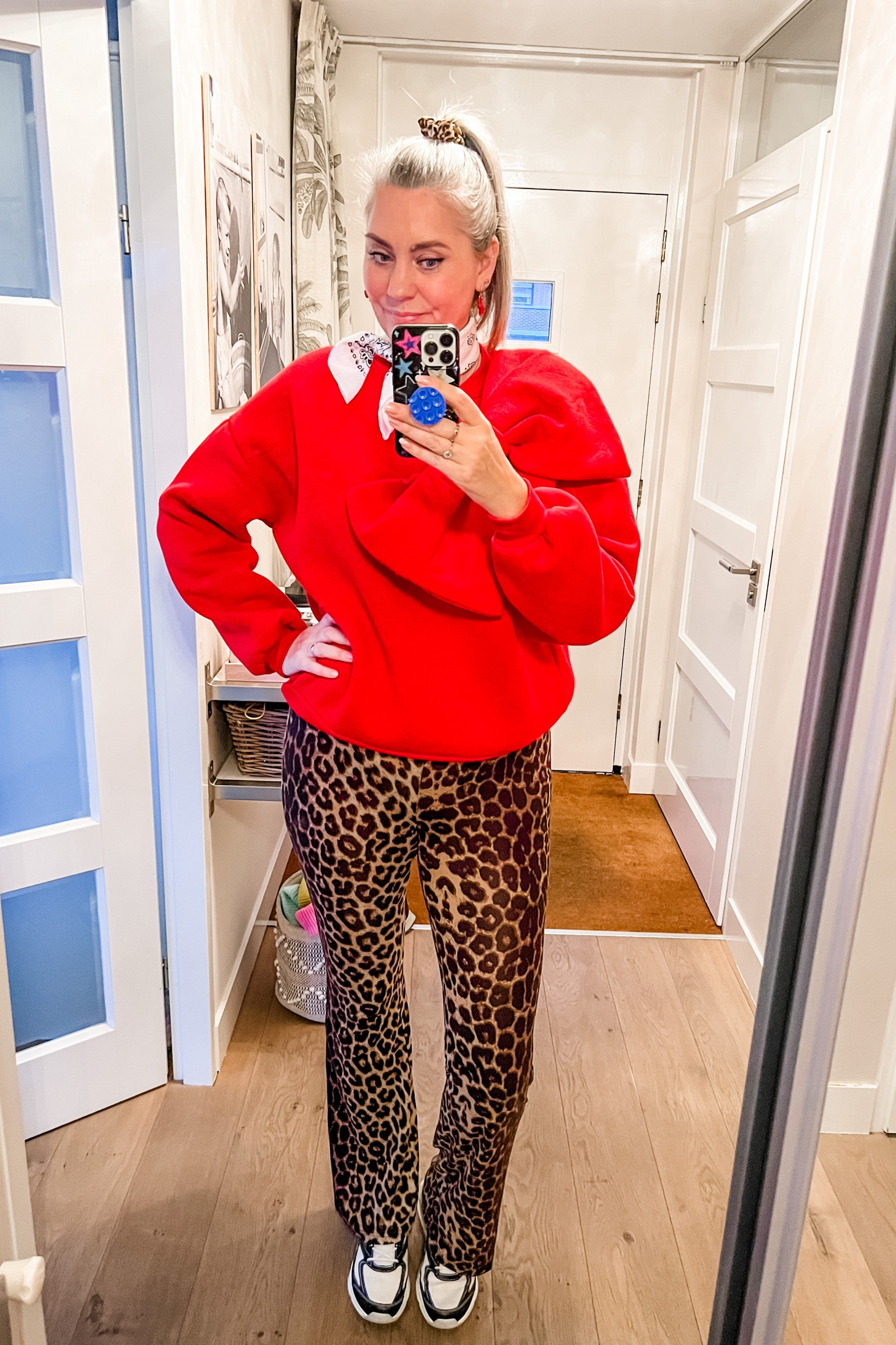 Ootd - Wednesday. Red bow sweater through Hip voor de Heb (one size), leopard flared leggings, red socks, Skechers sneakers, white bandana. 



#LTKover40 #LTKmidsize #LTKeurope