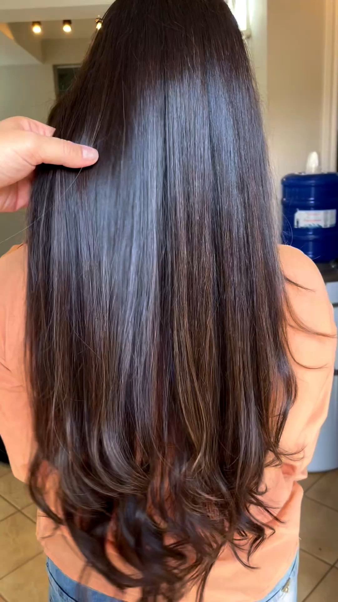Eu só ia cortar o cabelo… e saí me sentindo outra pessoa 💇‍♀️✨
Sério, não é só sobre o corte, é sobre entrar num lugar e sair com autoestima lá em cima.

O espaço novo está surreal e a experiência? nível: quero voltar já! haha 

Quem mais ama essa sensação de se olhar no espelho e pensar: caraca, sou eu mesmo?

Obrigada pela transformação @bellars_salaodebeleza , há anos não cortava franja e todo meu cabelo em camadas assim! Eu amei 😍 

#ararassp #salaodebeleza #cortefeminino #dicadecabelo #vlog

#LTKviagem #LTKbeleza #LTKbrasil
