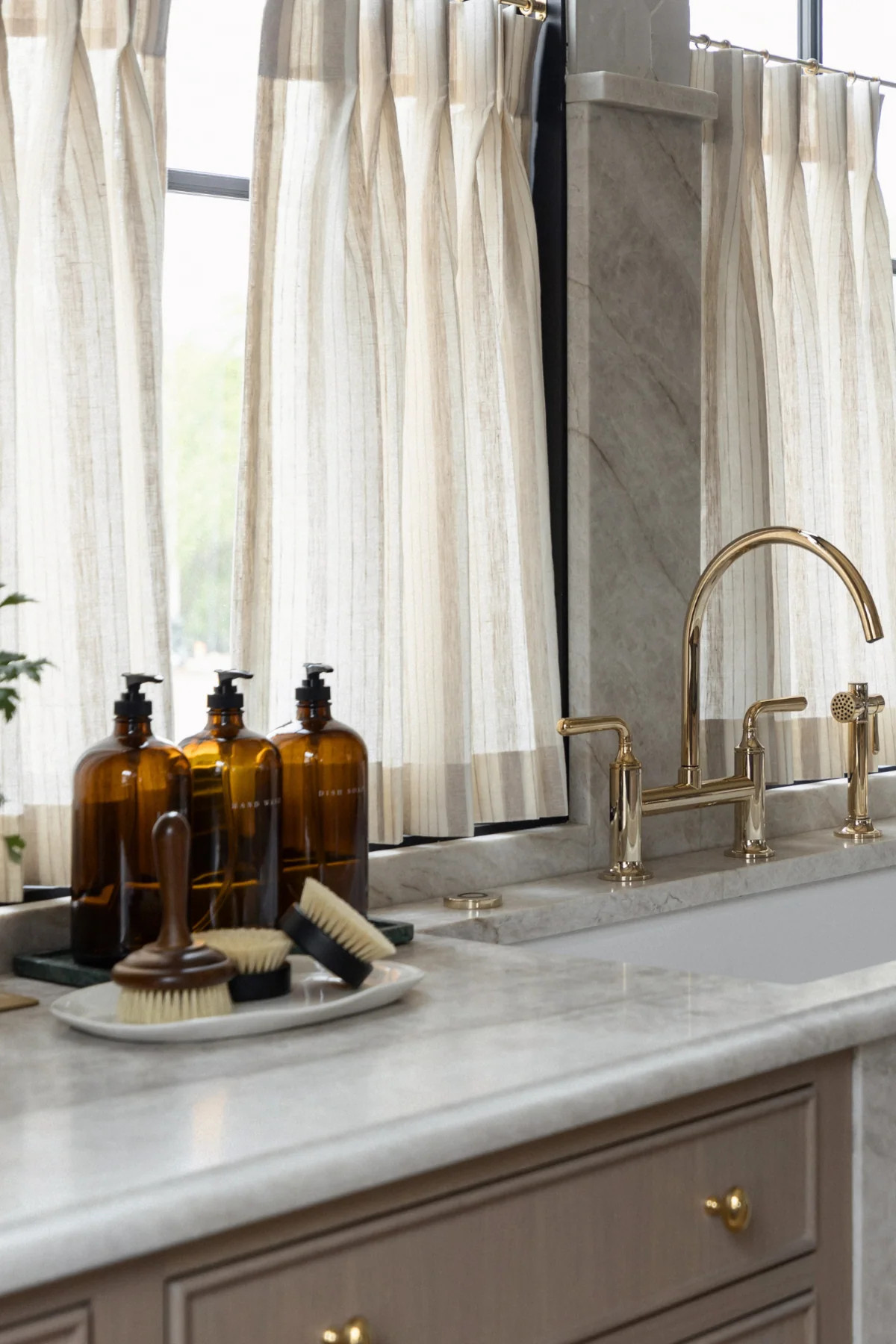 Glass Amber Liquid Pumps | THELIFESTYLEDCO