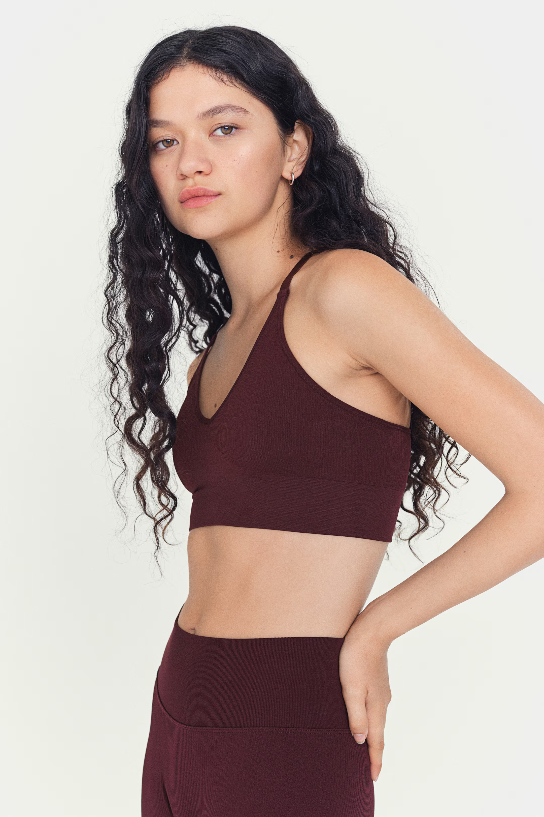 Seamless Medium Support Sports bra in DryMove™ - Dark red - Ladies | H&M GB | H&M (UK, MY, IN, SG, PH, TW, HK)