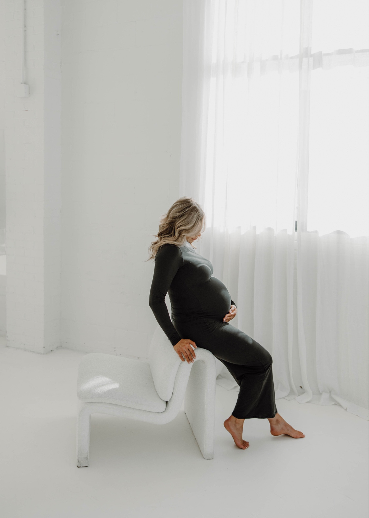 Maternity photo shoot #blackdress #skimsdress #maternityphotosdress 