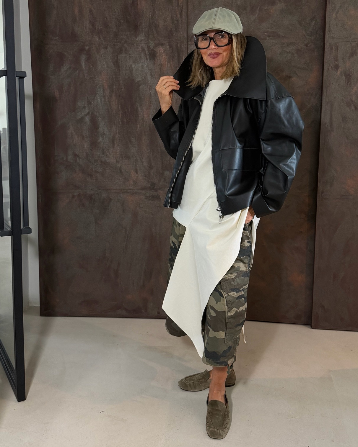 Mein ootd mit Camouflage-Bermuda im Cargo Style, dazu Lederjacke und ein asymmetrisches Top 🤍

Übergangsoutfit Layering

#LTKautumn #LTKstyletip