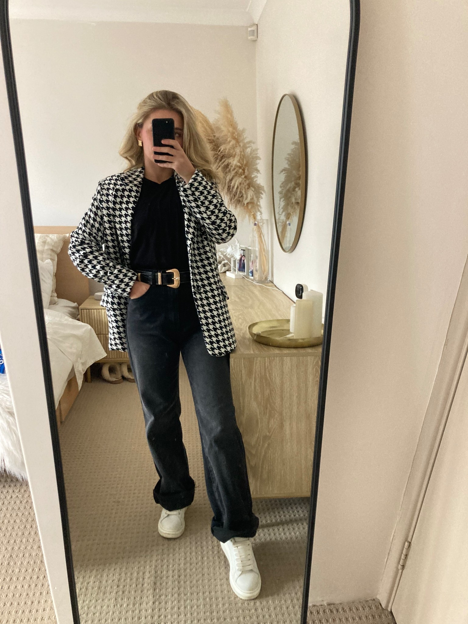 Blazer - mine is from fashion nova “Not so Polite houndstooth blazer” 
I’m wearing an XS! It’s true to size! 

Jeans- wearing ABRAND tagged below! I’m wearing a 27 which fits between a 6-8 au! 

#petalandpup #ABrand #ootd 