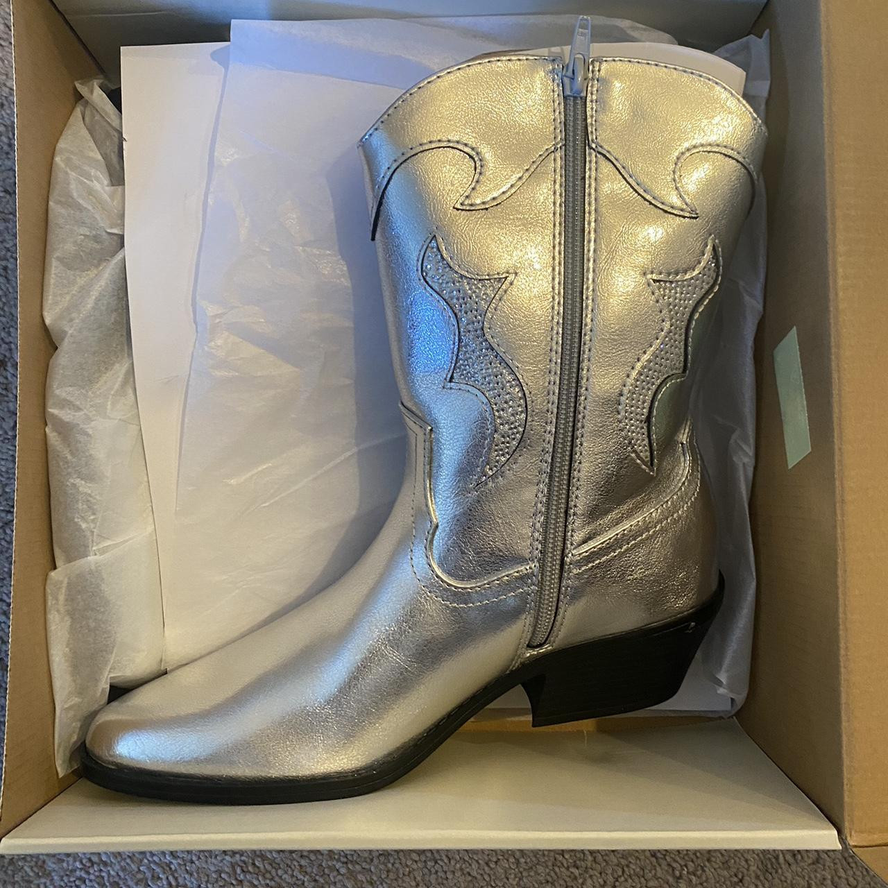 Country Scene Women's Boots - Silver/Grey - US 9 | Depop US
