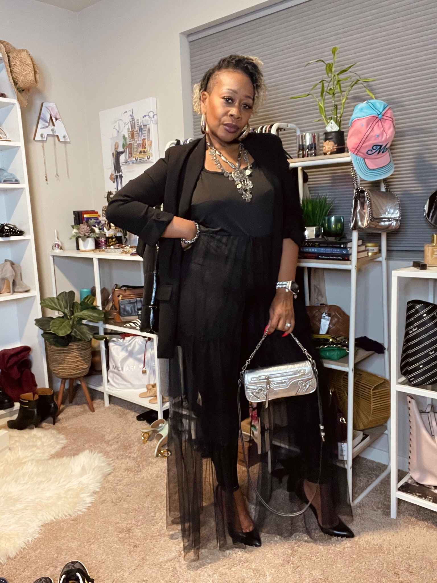 A blend of romantic and sophisticated style! Black on black on black 🖤
#blazer #handbag #heels #alexandermcqeen
Blazer: @nordstromrack
Sheer bodysuit: @shein
Handbag: @aldo_shoes
Shoes: @alexandermcqueen