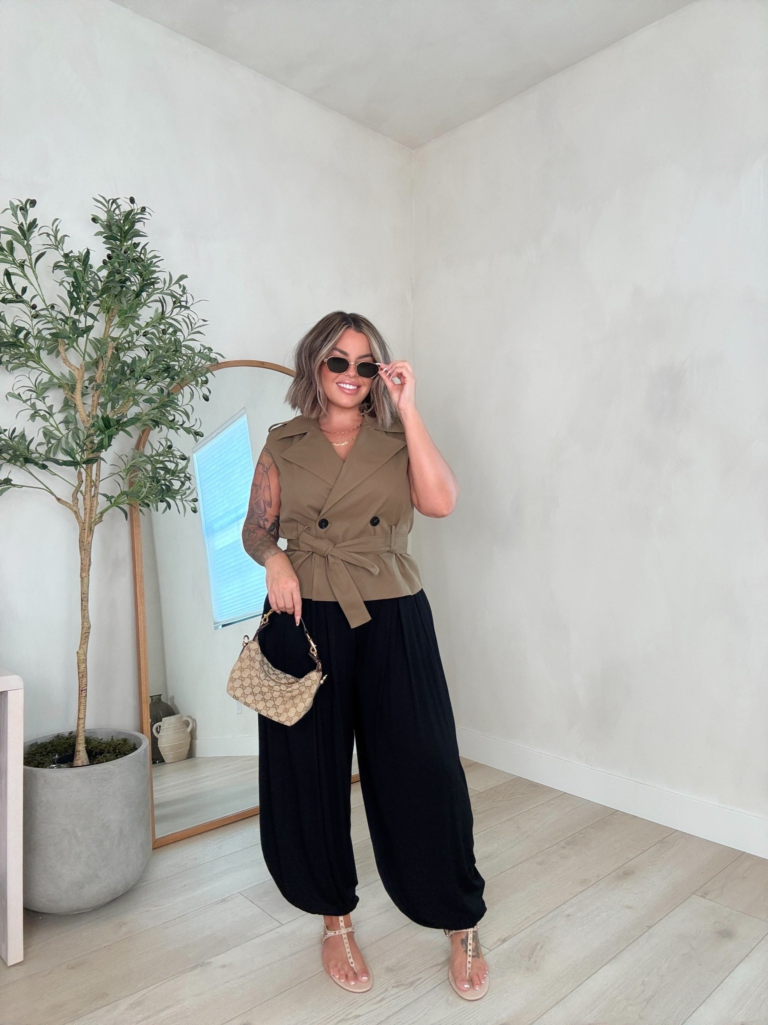 Top xl - great quality 
Pants xl SO FREAKING SOFT AND COMFY ! 20/10 recommend ! 
Linked several similar sandals mine are old. 
Bra xl