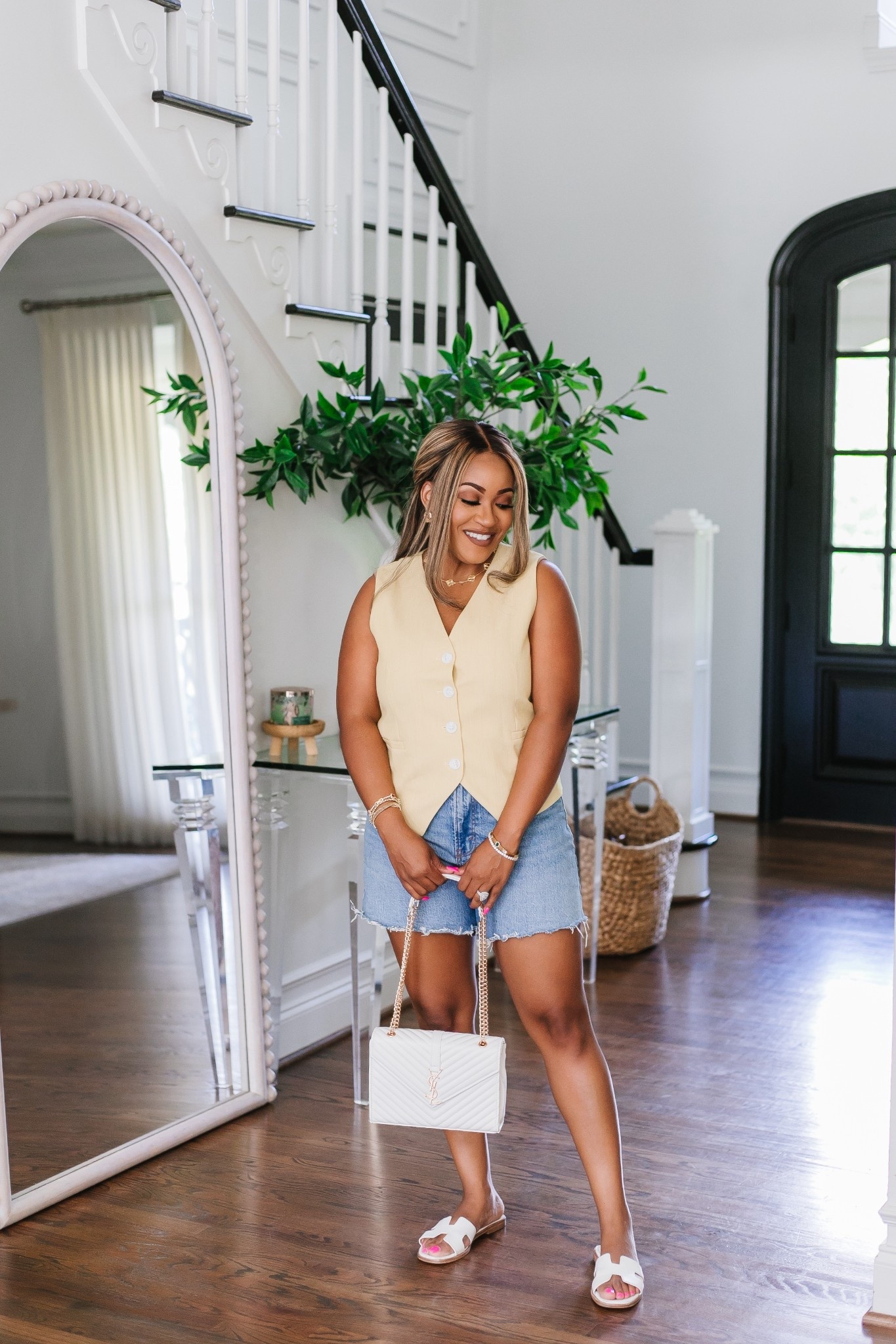 Spring outfits just feel lighter 🌼✨ A soft neutral top, classic denim, and a structured bag — simple but put together. This is the kind of look I reach for when I want to feel fresh, feminine, and effortless.

spring outfit inspo // neutral spring style // casual chic look // denim outfit idea // feminine everyday style // polished but simple // warm weather outfit // effortless spring vibe
