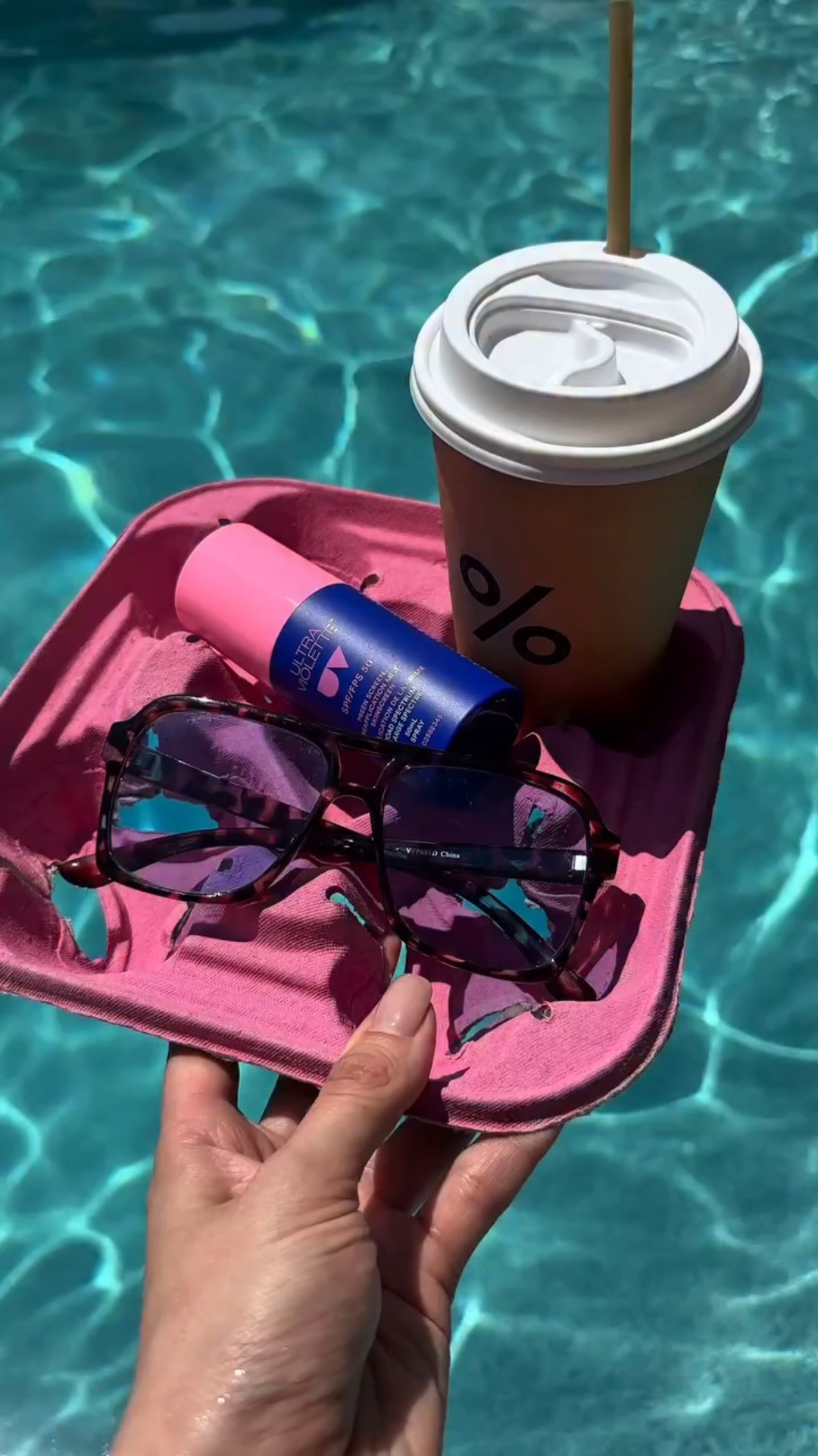 Summer essentials 💗
A weightless sunscreen spray with a glowy finish so you can top up your SPF protection—minus the mess, how does it sound ?

How do you usually apply SPF?
@ultravioletteau @sephoracanada 
#skeepersfamily