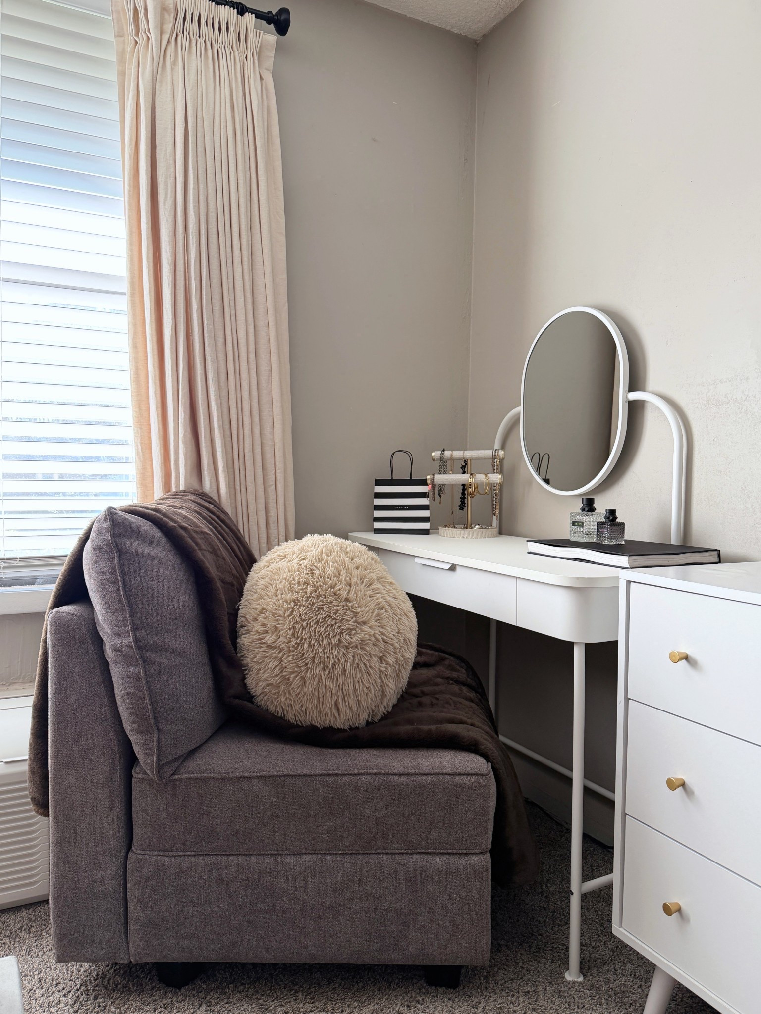 Affordable vanity 🪞💋💄

#LTKHome #LTKBeauty