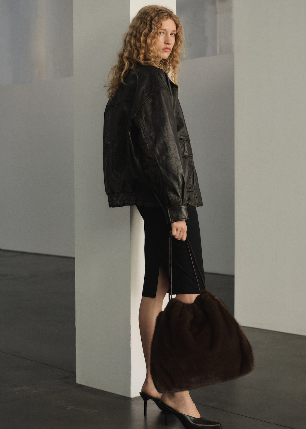 Faux-fur shoulder bag chocolate - Woman - One size - MANGO | Mango (US/MX/AU)