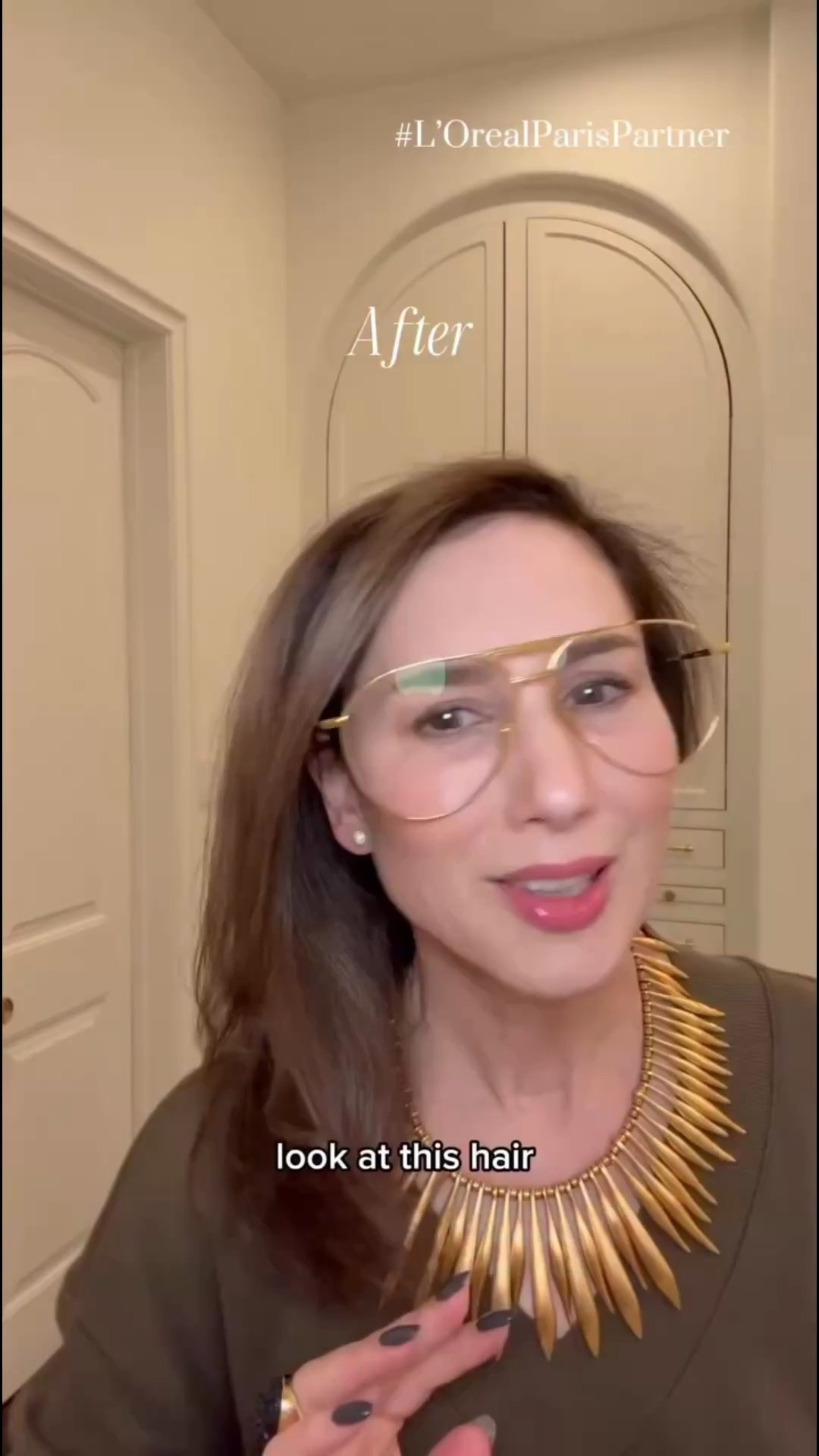 #LOrealParisPartner Winter does nothing for my curls — dull, dry, and lifeless. And honestly, who has time for a salon treatment? I’ve been using the @lorealparis EverPure Glossing System to bring the shine back at home. The shampoo and conditioner smooth, and the 5-Minute Lamination Mask give my curls that glass-like gloss without adding another appointment to my calendar. Shiny curls, zero salon time. Exactly what winter needed.