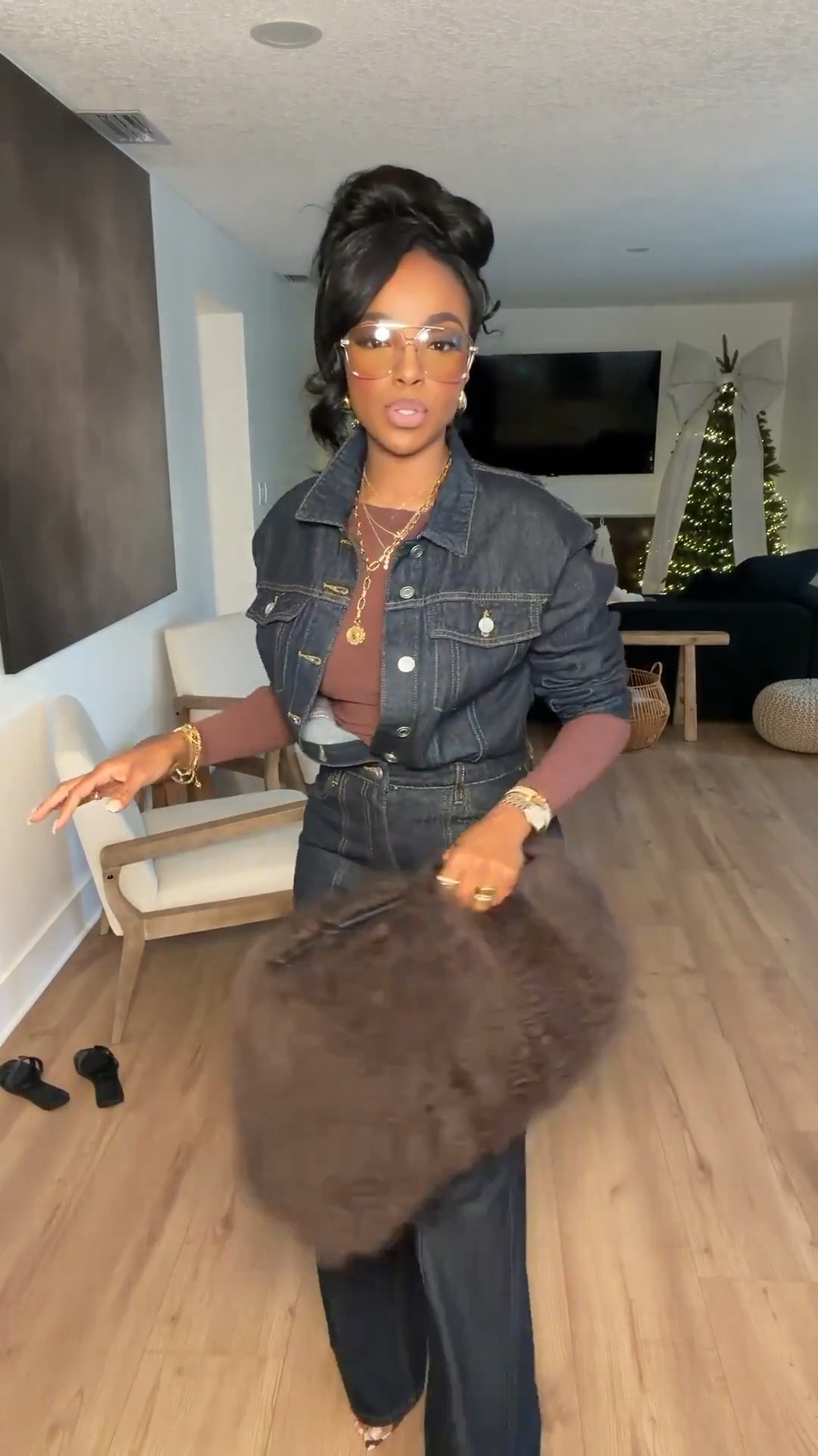 Scroll to shop this dark denim moment 🖤

This look is giving elevated casual—dark wash denim styled with rich tones and layered accessories makes it feel instantly more put-together and chic.

Perfect for dinners, casual nights out, or everyday elevated looks.

📏 Measurements: 5’4”, 140 lbs, 34D bust, 27” waist, 40” hips

Follow me on Instagram and YouTube @kirasfashionfinds

