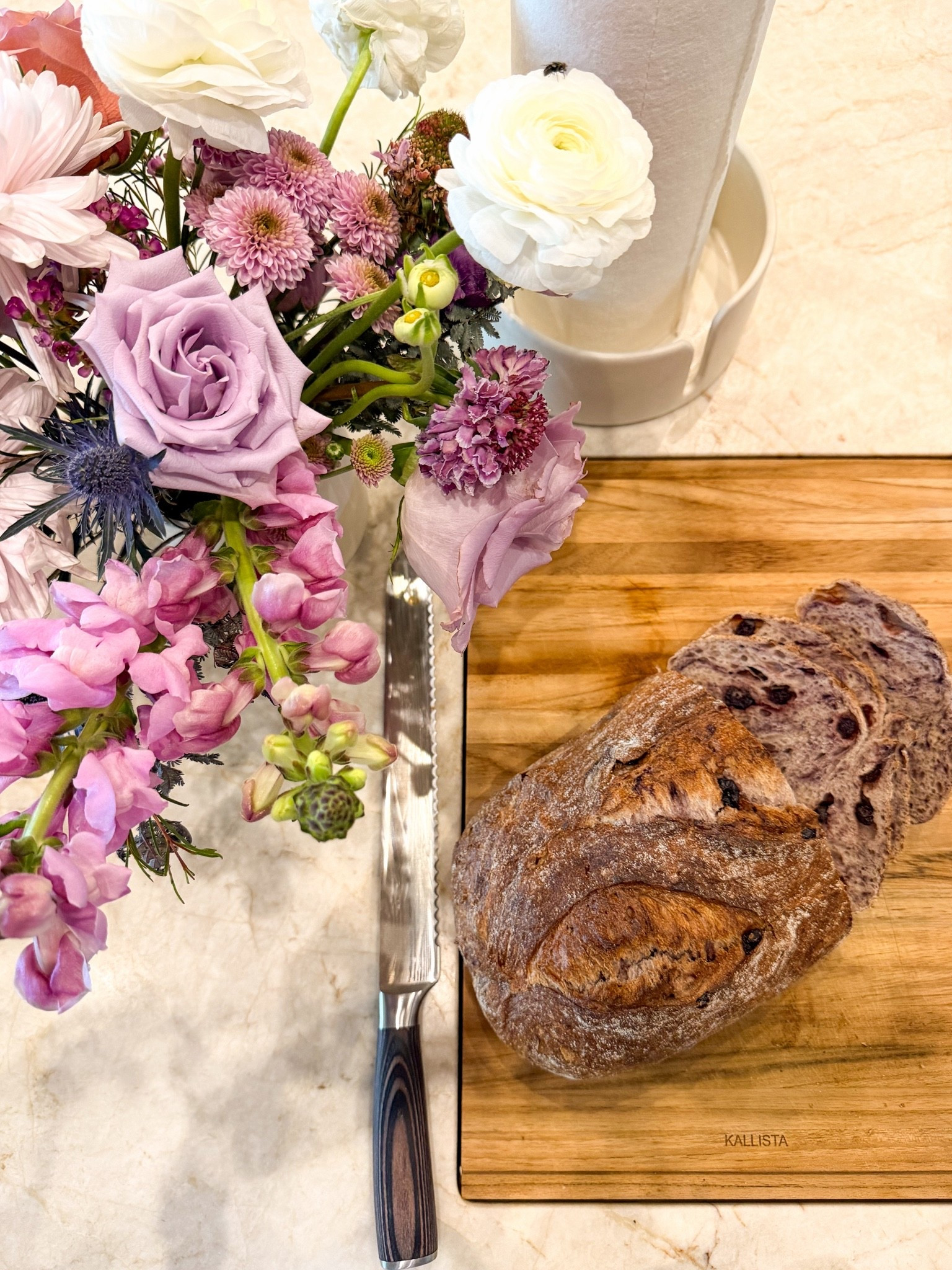 Not too late for some super thoughtful Mother’s Day gifts yet — how about a loaf of locally made sourdough and a new bread knife? Delicious, practical and thoughtful. 🤍