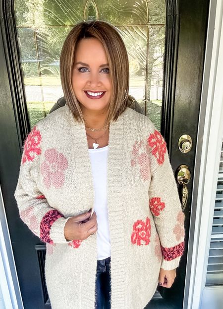 Avara cardigan sweater - oversized fit (I’m in the medium)

Get 15% off my sweater, necklace & earrings with code LAURA15. Code good for 72 hours & is good for EVERYONE even if you’ve used the code before!!

#LTKstyletip #LTKcurves #LTKunder50
