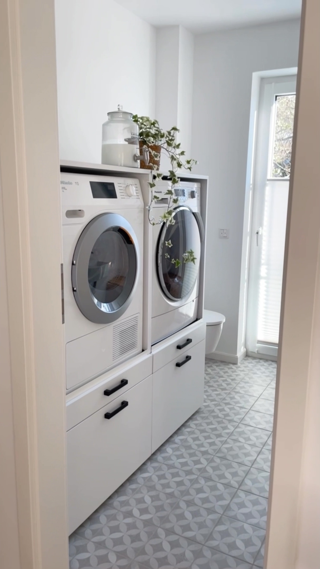 Hier sind meine Amazon Must-Haves für die Waschküche: ein praktischer Waschmaschinen Schrank, diese tolle Wäschekorb mit 2 Fächern und schöne Aufbewahrung für Waschmittel 🥰

#LTKdeutschland #LTKhome