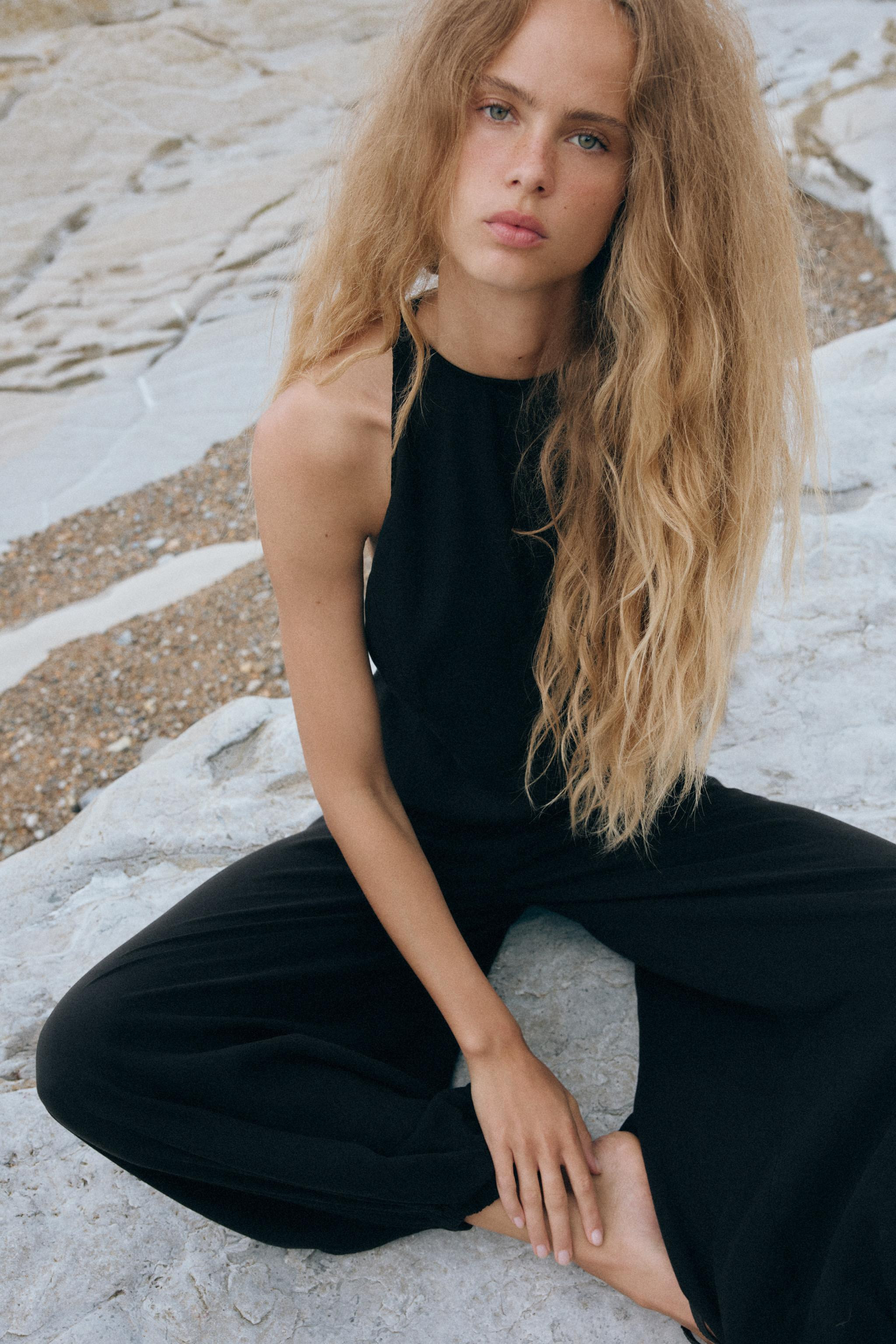 Model height: 178 cmJumpsuit made from 100% lyocell yarn. Featuring a halter neckline and sleevel... | Zara NL